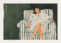 En kvinna i avslappnad vila på en randig fåtölj, inbäddad i lugn-3