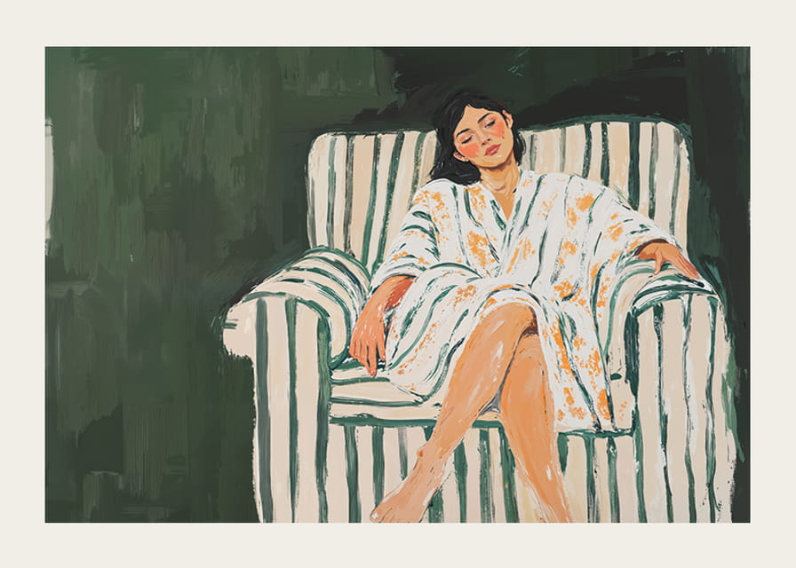 En kvinna i avslappnad vila på en randig fåtölj, inbäddad i lugn-12