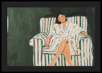 En kvinna i avslappnad vila på en randig fåtölj, inbäddad i lugn-4