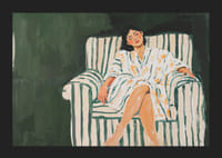 En kvinna i avslappnad vila på en randig fåtölj, inbäddad i lugn-5