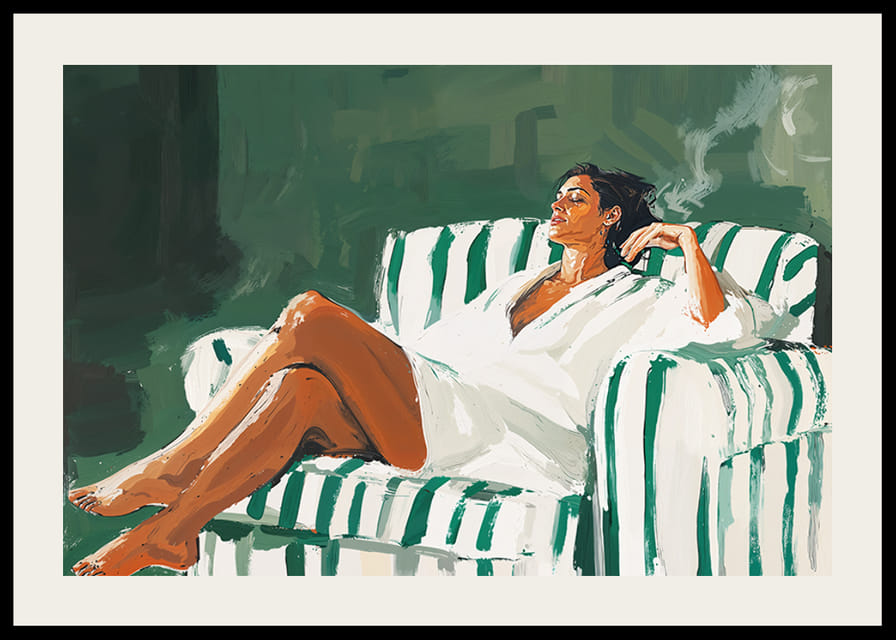 Uvoľnená dáma v pruhovanom kresle na tmavozelenom pozadí-12