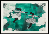 Dve siluety voľne plávajúce medzi oblakmi na zelenom pozadí-2