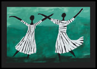 Dvaja tanečníci sa vznášajú v zasnenom tanci na zelenom pozadí-4