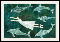 Dziewczynka dryfuje z delfinami po marzycielskim, błękitnym morzu-2