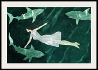 Egy nő békésen lebeg a cápák között a mélyzöld vízben-2