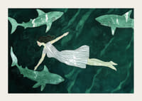 Egy nő békésen lebeg a cápák között a mélyzöld vízben-3