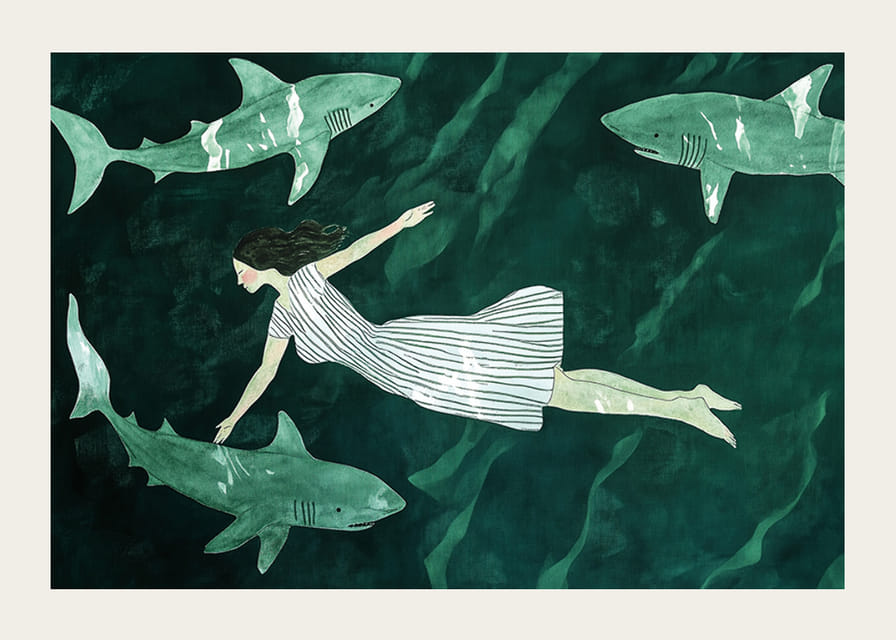 Egy nő békésen lebeg a cápák között a mélyzöld vízben-12