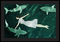 Egy nő békésen lebeg a cápák között a mélyzöld vízben-4