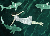 Una mujer flota pacíficamente entre tiburones en aguas de un verde intenso-7