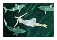 Una mujer flota pacíficamente entre tiburones en aguas de un verde intenso-1