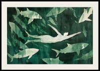 Egy nő nyugodtan lebeg a zöld vizekben a cápák sziluettjei között-2