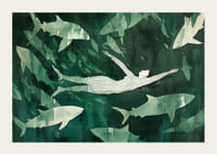 Egy nő nyugodtan lebeg a zöld vizekben a cápák sziluettjei között-3