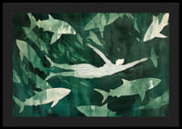 Egy nő nyugodtan lebeg a zöld vizekben a cápák sziluettjei között-4