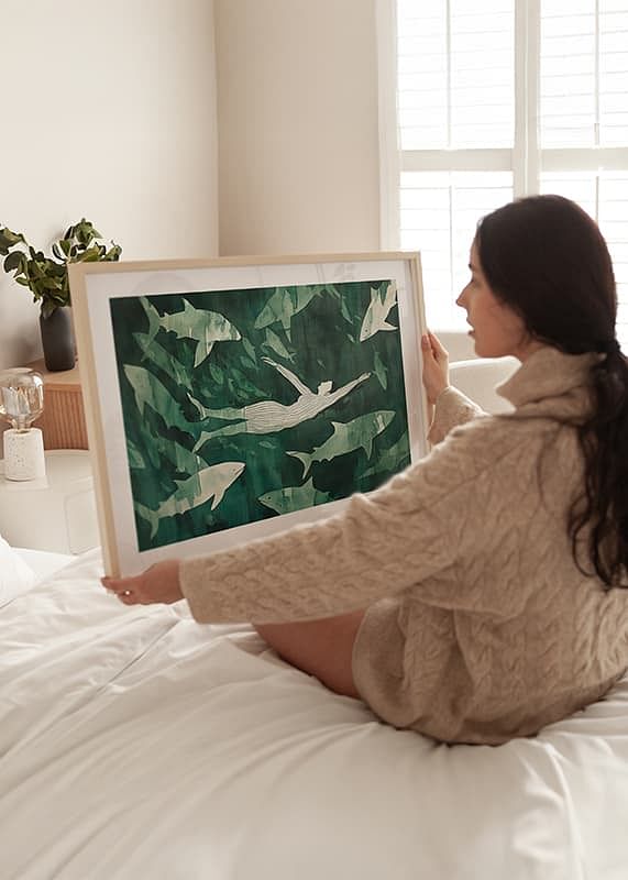 Een vrouw drijft kalm tussen silhouetten van haaien in groen water-12