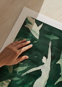 Een vrouw drijft kalm tussen silhouetten van haaien in groen water-5