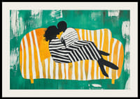 Două persoane îmbrățișate iubitoare pe o canapea în dungi-2