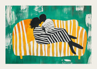 Două persoane îmbrățișate iubitoare pe o canapea în dungi-3