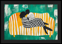 Două persoane îmbrățișate iubitoare pe o canapea în dungi-4