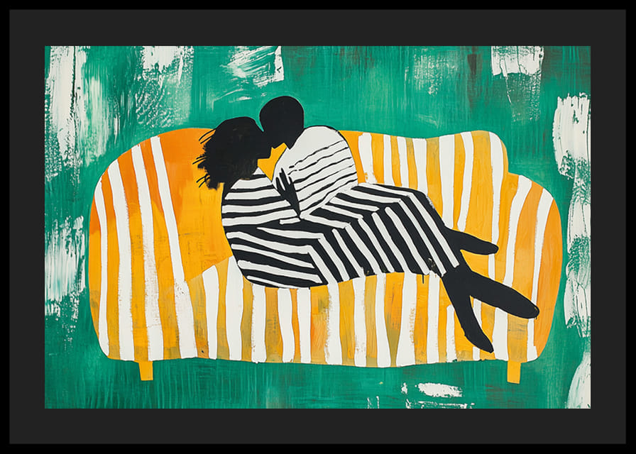 Două persoane îmbrățișate iubitoare pe o canapea în dungi-12