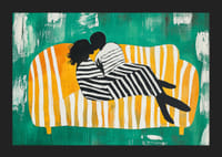 Două persoane îmbrățișate iubitoare pe o canapea în dungi-5