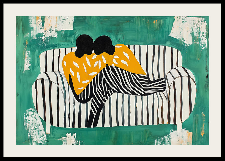 Két figura puha ölelésben egy csíkos kanapén zöld háttér előtt-12