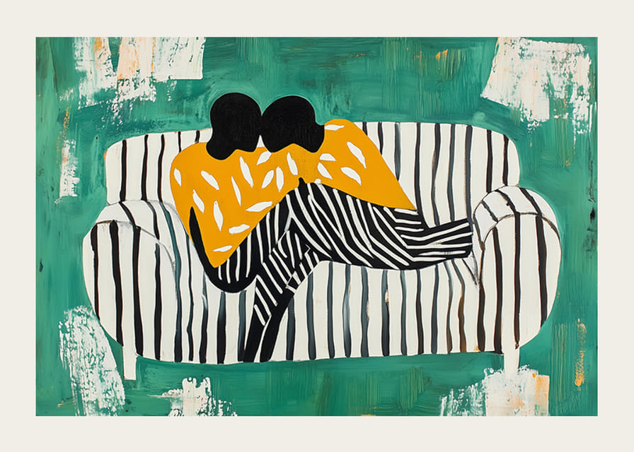 Két figura puha ölelésben egy csíkos kanapén zöld háttér előtt-12