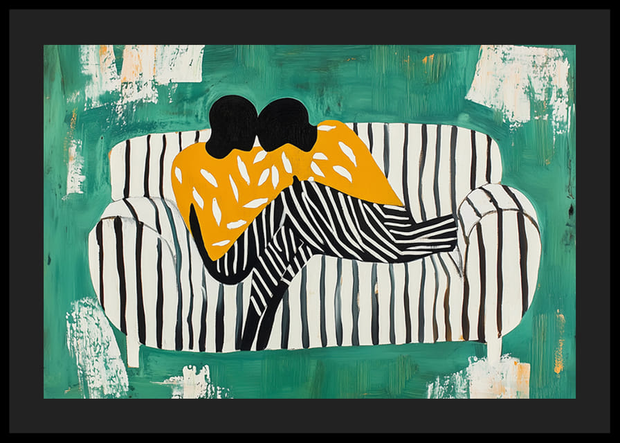 Két figura puha ölelésben egy csíkos kanapén zöld háttér előtt-12