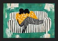 Két figura puha ölelésben egy csíkos kanapén zöld háttér előtt-5