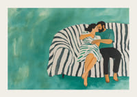 Pár spolu odpočíva na pruhovanej pohovke, naplnenej harmóniou-3