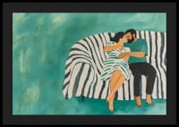 Pár spolu odpočíva na pruhovanej pohovke, naplnenej harmóniou-4