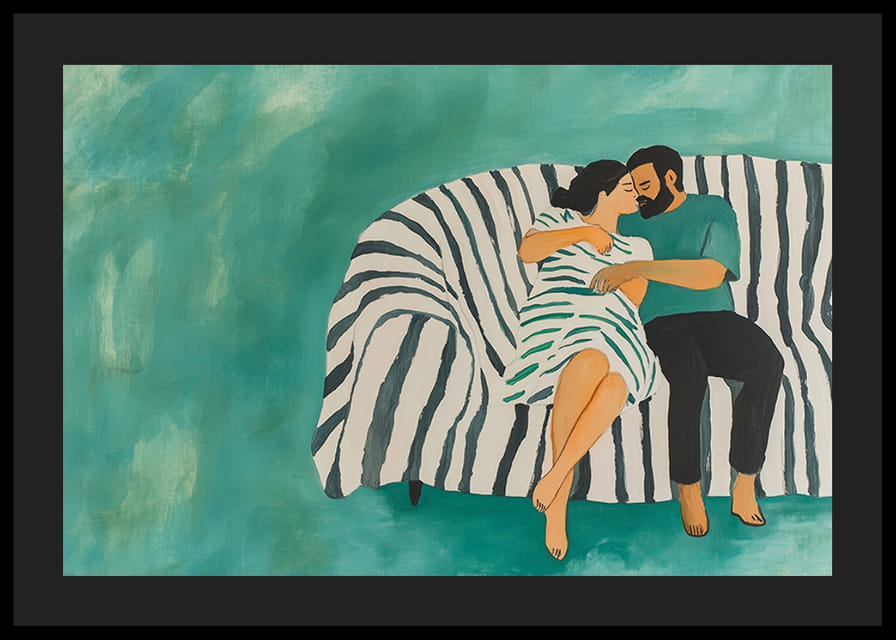 Pár spolu odpočíva na pruhovanej pohovke, naplnenej harmóniou-12