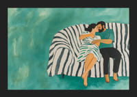 Pár spolu odpočíva na pruhovanej pohovke, naplnenej harmóniou-5