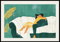 Pár sa objíma na pohovke v harmonickom zelenom prostredí-2