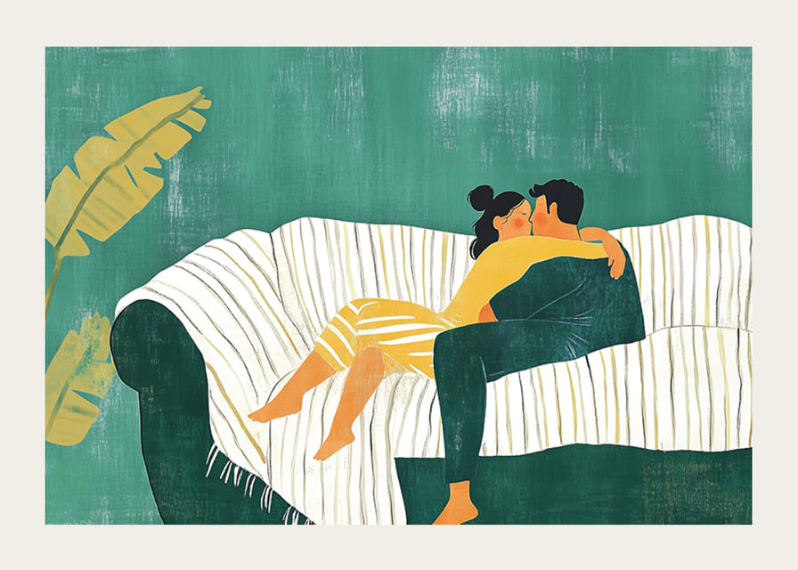 Pár sa objíma na pohovke v harmonickom zelenom prostredí-12