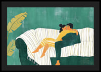 Pár sa objíma na pohovke v harmonickom zelenom prostredí-4