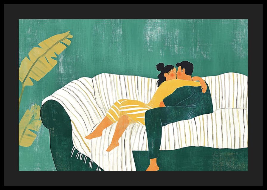 Pár sa objíma na pohovke v harmonickom zelenom prostredí-12