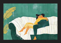 Pár sa objíma na pohovke v harmonickom zelenom prostredí-5