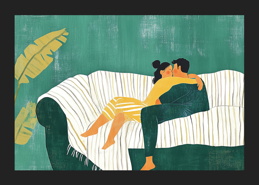 Pár sa objíma na pohovke v harmonickom zelenom prostredí-12