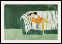 Dvaja ľudia objímajúci sa na pohovke na zelenom pozadí-2