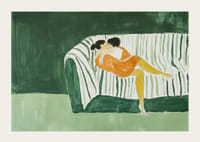 Dvaja ľudia objímajúci sa na pohovke na zelenom pozadí-3