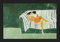 Dvaja ľudia objímajúci sa na pohovke na zelenom pozadí-5