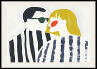 Contrasterend paar in artistieke strepen deelt een intiem moment-2