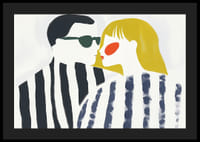 Contrasterend paar in artistieke strepen deelt een intiem moment-4