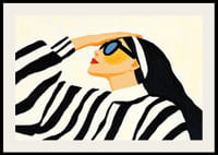 Une femme élégante portant des lunettes de soleil respire un style intemporel et une sophistication-2