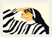 Une femme élégante portant des lunettes de soleil respire un style intemporel et une sophistication-3