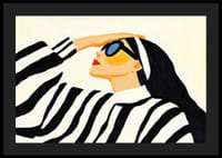 Une femme élégante portant des lunettes de soleil respire un style intemporel et une sophistication-4