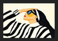 Une femme élégante portant des lunettes de soleil respire un style intemporel et une sophistication-5