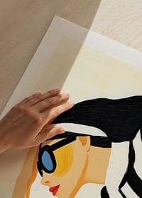 Elegantná žena v slnečných okuliaroch vyžaruje nadčasový štýl a sofistikovanosť-5