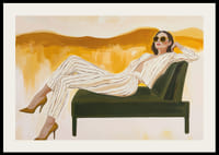 Una mujer elegante descansa en un sofisticado ambiente de salón.-2