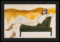 Una mujer elegante descansa en un sofisticado ambiente de salón.-4